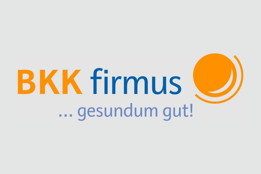 BKK firmus Logo auf hellgrauem Hintergrund