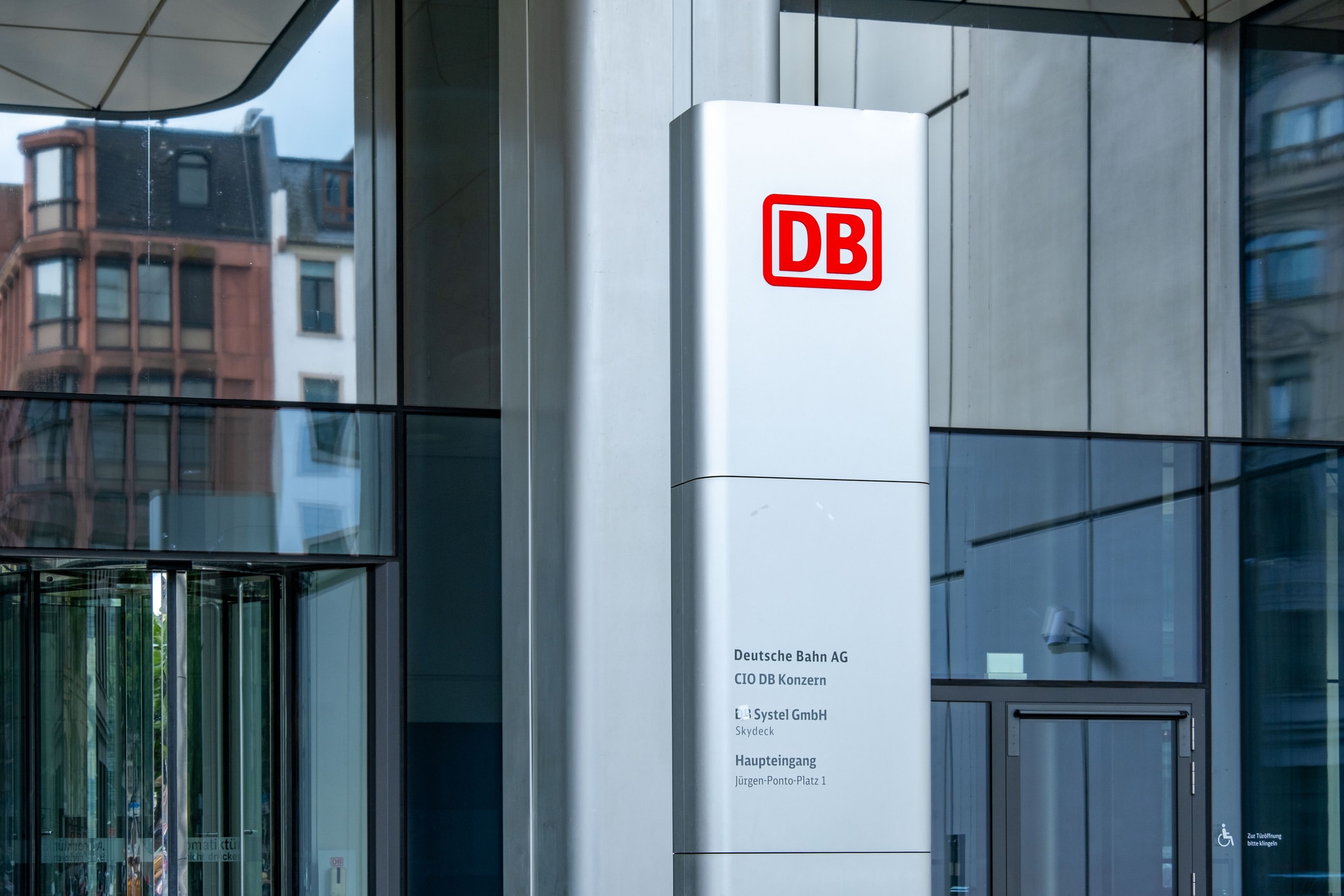 Konzerngebäude der Deutschen Bahn mit markantem DB-Logo vor dem Firmengebäude