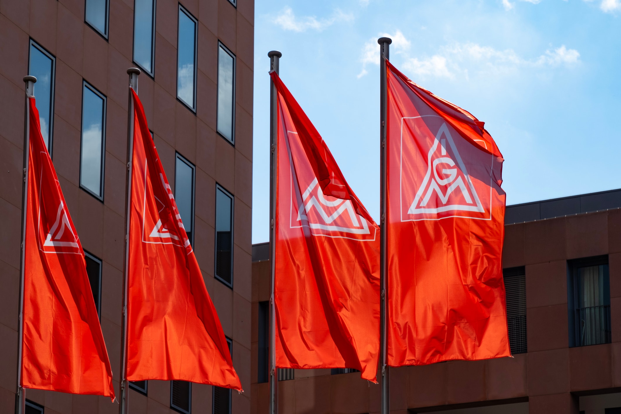 Rote IGM-Fahnen mit dem Logo der IG Metall, Deutschlands führender Metallarbeitergewerkschaft