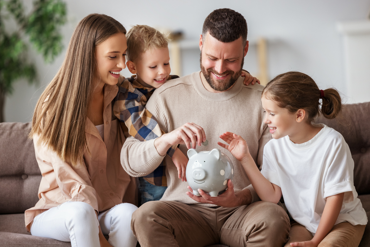 Comdirect Junior Depot Berlin: Glückliche Familie spart gemeinsam Geld