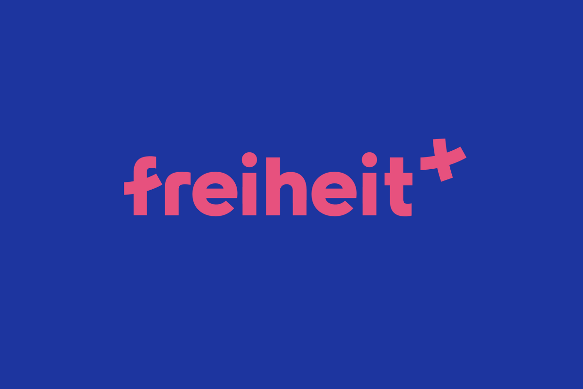 Freiheit plus Logo auf blauem Hntergrund