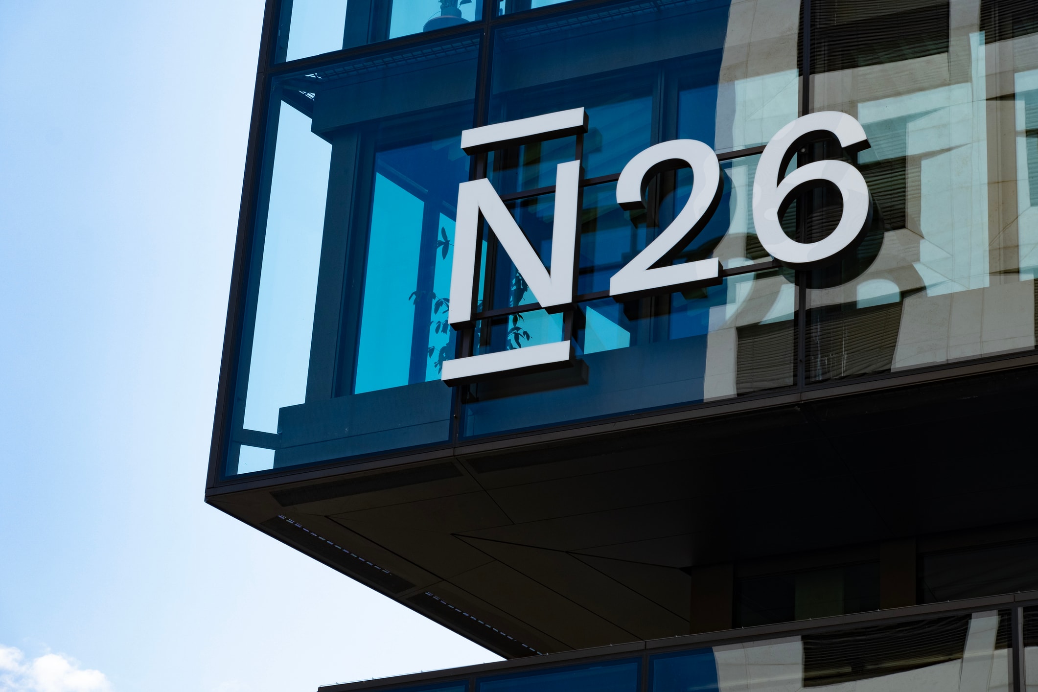 Internetbank N26 mit Hauptsitz in Berlin, modernes Gebäude mit auffälligem Logo an der Glasfassade