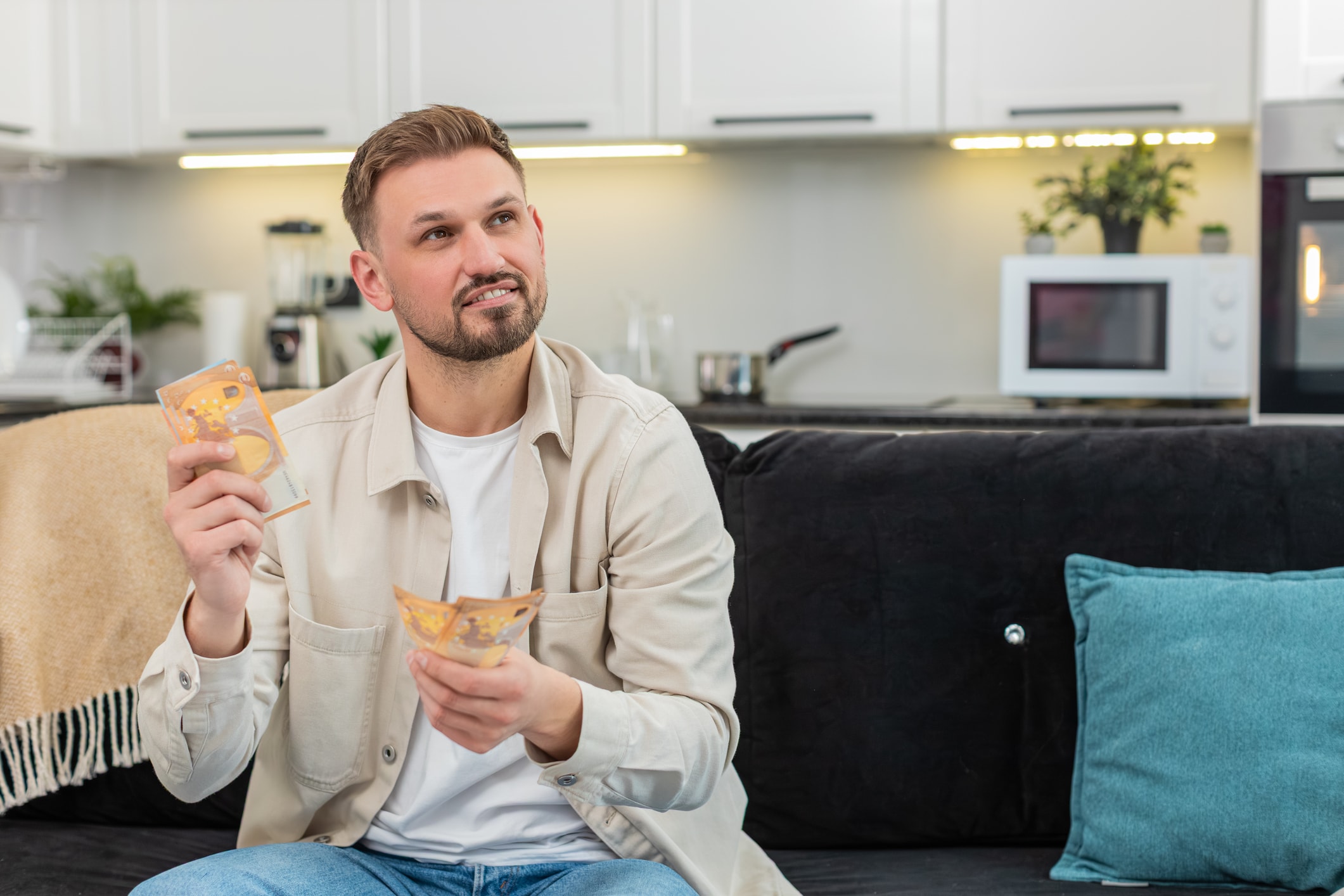 Junger Mann zählt Bargeld