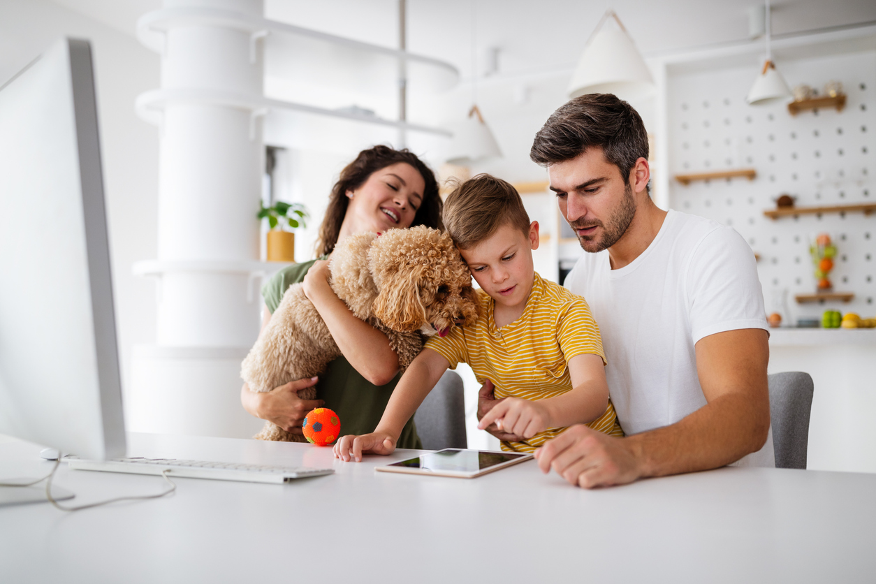 Junge glückliche Familie
